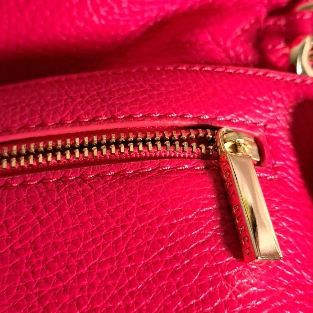 Tory Burch NWOTs Amanda Logo Clutch Crossbody